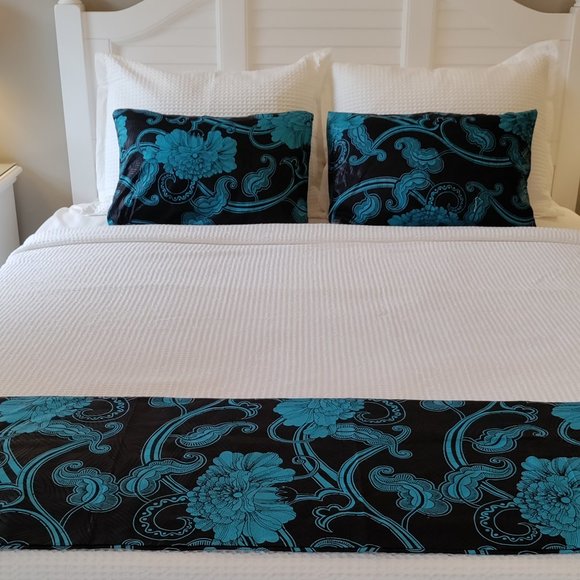 Matching Bed scarf, throw pillows, wall art - Picture 1 of 7